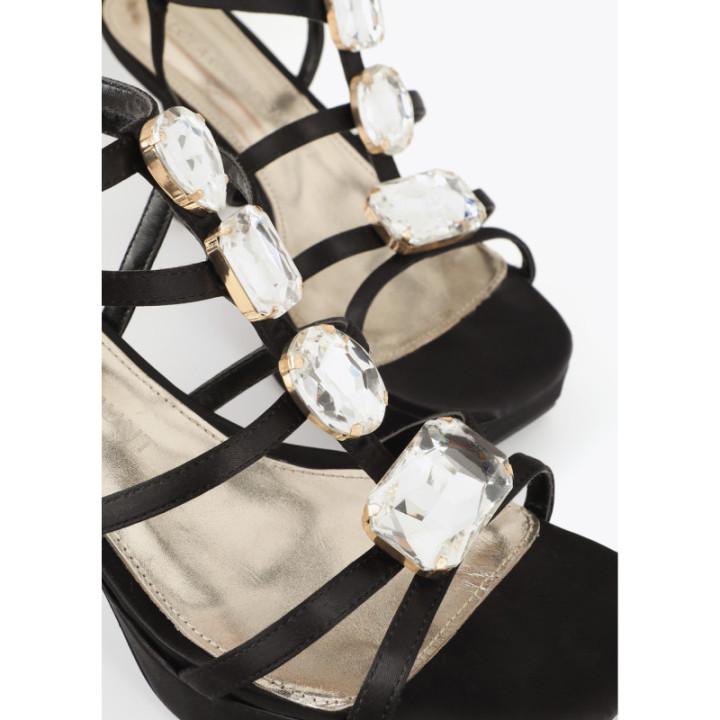 Zapato tacón con detalles de cristal en las tiras