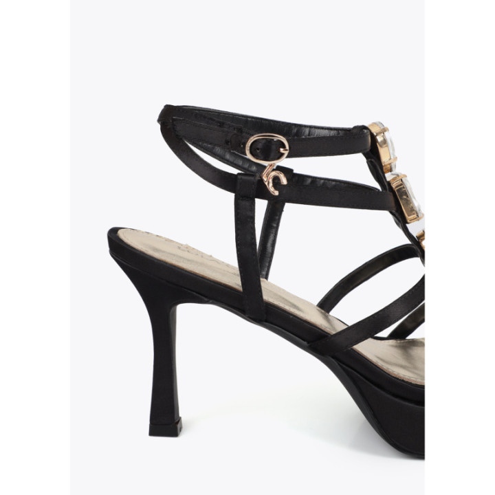 Zapato tacón con detalles de cristal en las tiras