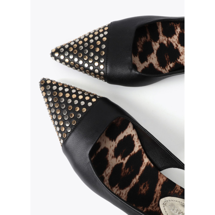 Zapato tacón destalonado con tachas