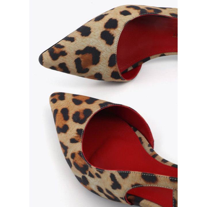 Zapato tacón con escote en estampado leopardo